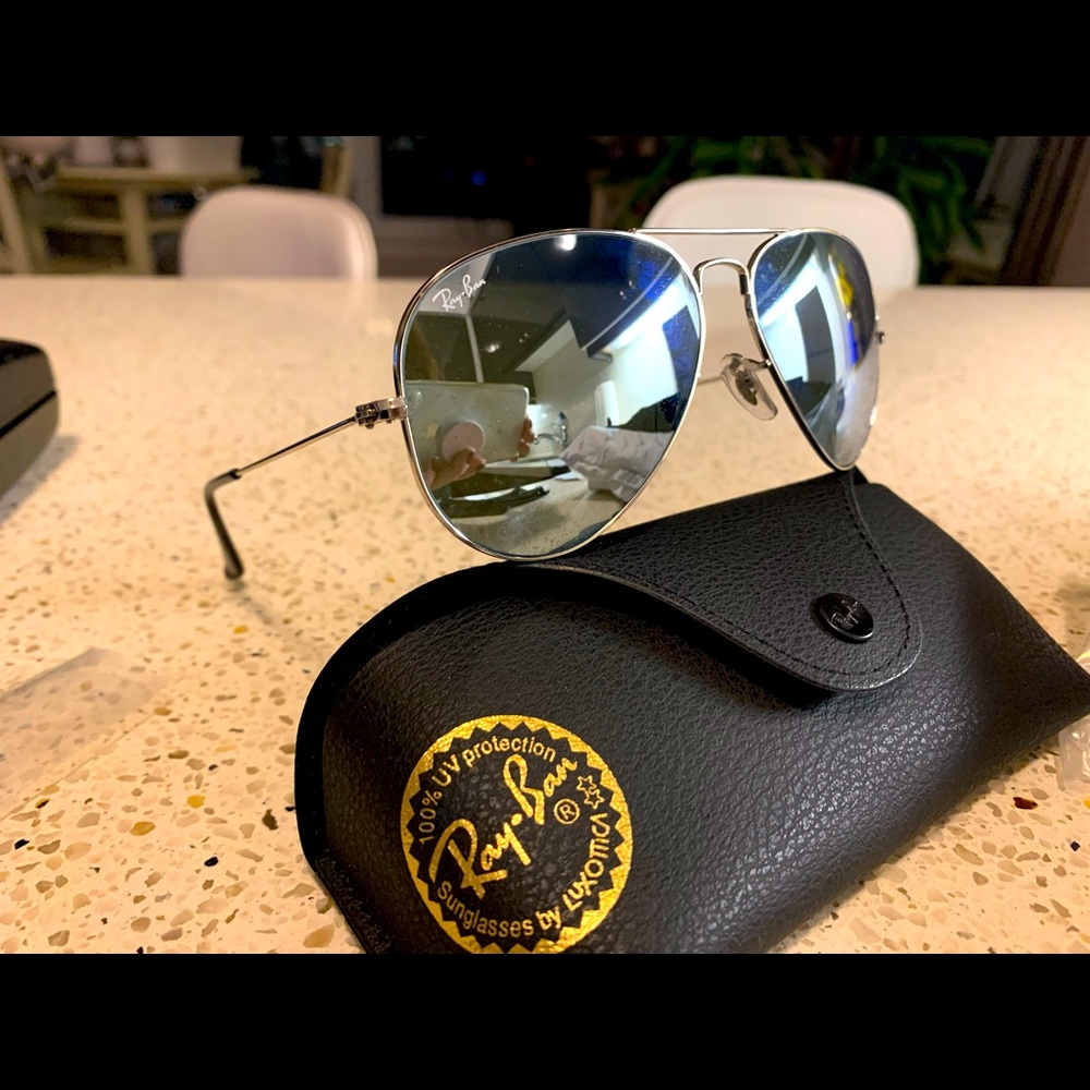 ***. SOLD***. BNIB ray ban aviators with case